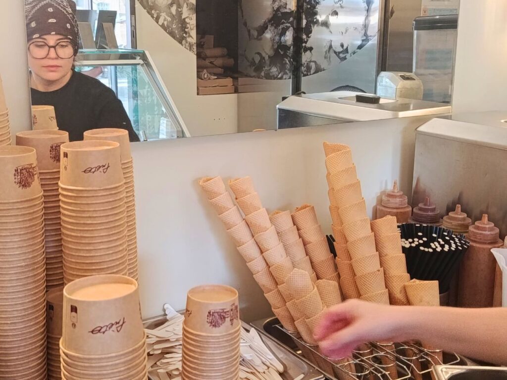 À Aix-en-Provence, le glacier artisanal Frèto fait fondre les gourmands avec ses glaces ultra crémeuses, ses parfums bien sentis et ses toppings maison (cornets)