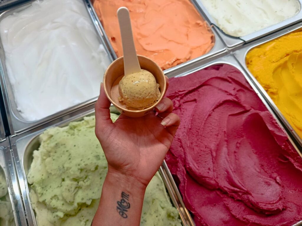 À Aix-en-Provence, le glacier artisanal Frèto fait fondre les gourmands avec ses glaces ultra crémeuses, ses parfums bien sentis et ses toppings maison (boule pot)