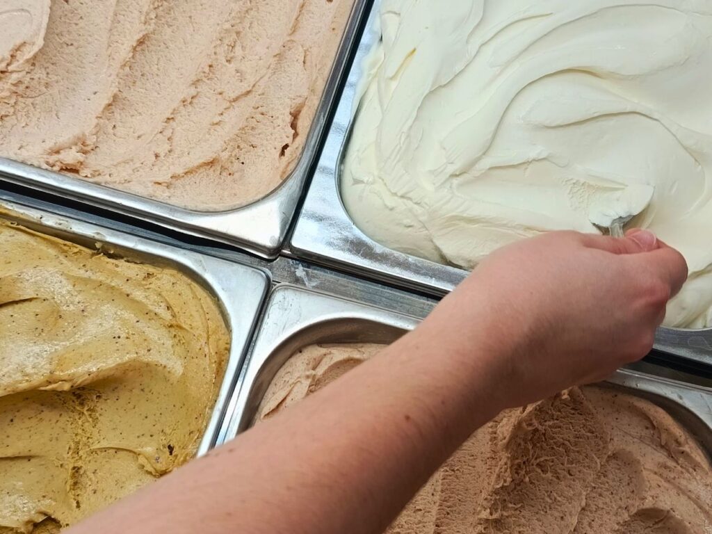 À Aix-en-Provence, le glacier artisanal Frèto fait fondre les gourmands avec ses glaces ultra crémeuses, ses parfums bien sentis et ses toppings maison (service)