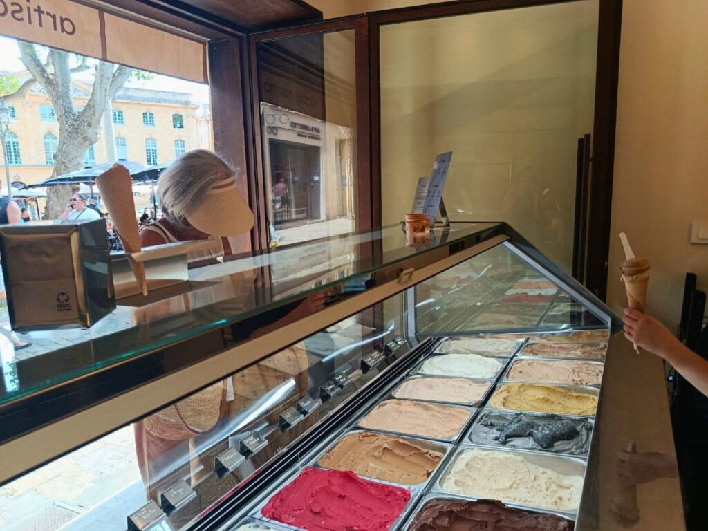 À Aix-en-Provence, le glacier artisanal Frèto fait fondre les gourmands avec ses glaces ultra crémeuses, ses parfums bien sentis et ses toppings maison (comptoir)