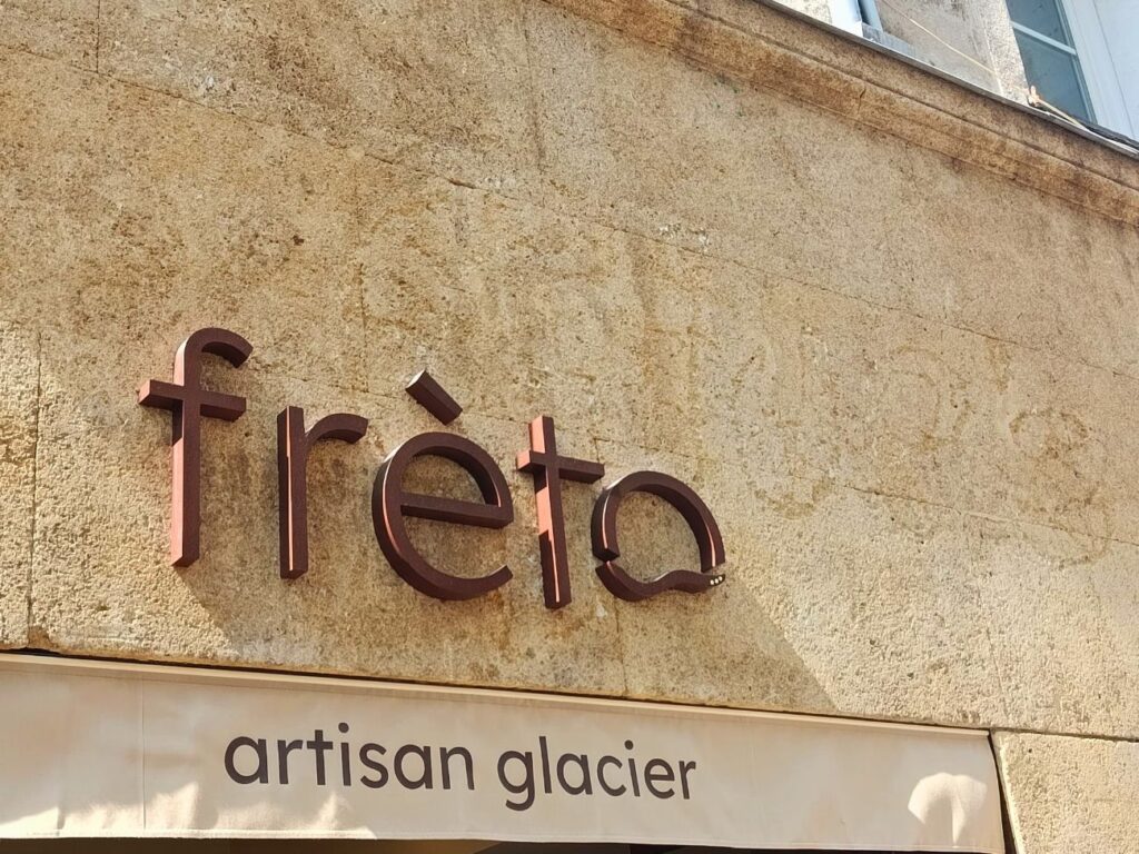 À Aix-en-Provence, le glacier artisanal Frèto fait fondre les gourmands avec ses glaces ultra crémeuses, ses parfums bien sentis et ses toppings maison (extérieur)