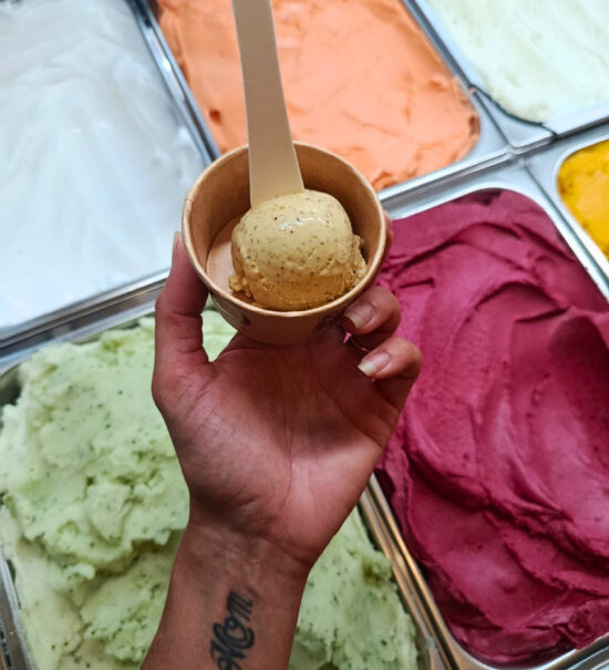 À Aix-en-Provence, le glacier artisanal Frèto fait fondre les gourmands avec ses glaces ultra crémeuses, ses parfums bien sentis et ses toppings maison (pot)