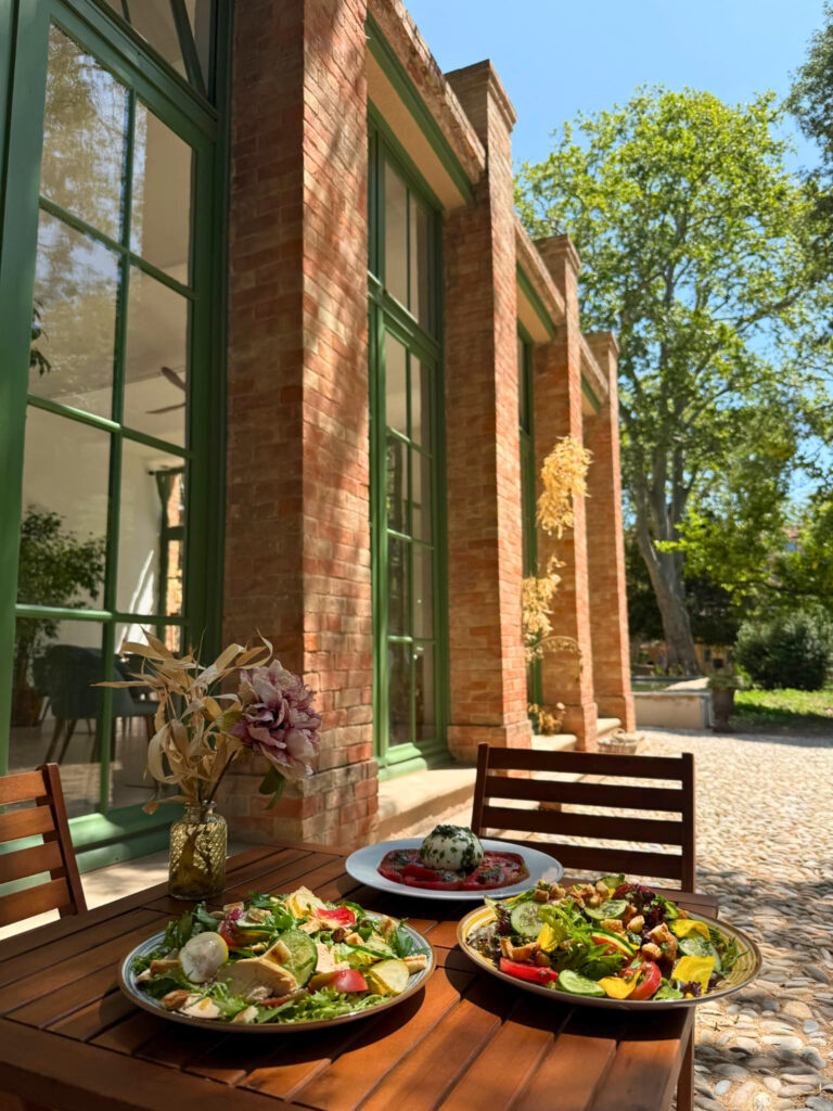 Restaurant saisonnier à Aix-en-Provence, l’Orangerie de Cézanne propose une cuisine ultra fraîche dans le cadre enchanteur de la Bastide du Jas de Bouffan (table)