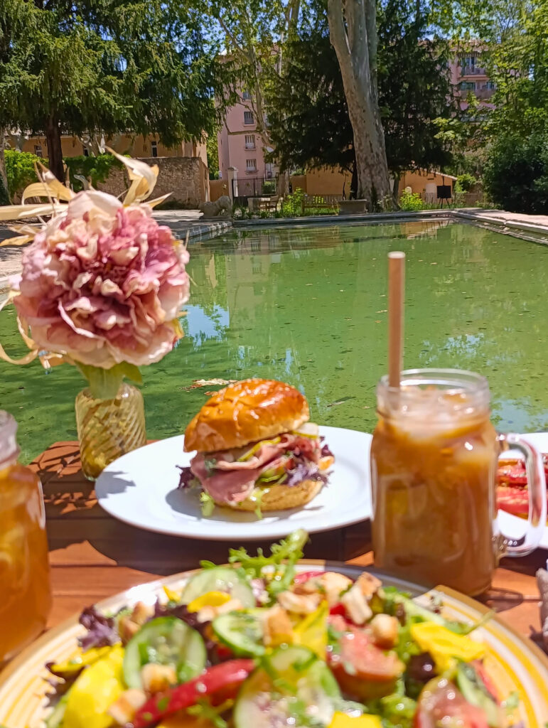 Restaurant saisonnier à Aix-en-Provence, l’Orangerie de Cézanne propose une cuisine ultra fraîche dans le cadre enchanteur de la Bastide du Jas de Bouffan (burger)