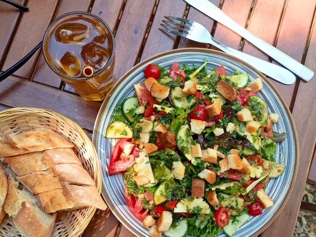 Restaurant saisonnier à Aix-en-Provence, l’Orangerie de Cézanne propose une cuisine ultra fraîche dans le cadre enchanteur de la Bastide du Jas de Bouffan (salade)