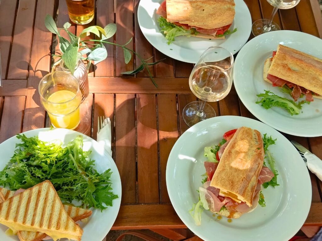 Restaurant saisonnier à Aix-en-Provence, l’Orangerie de Cézanne propose une cuisine ultra fraîche dans le cadre enchanteur de la Bastide du Jas de Bouffan (sandwichs)
