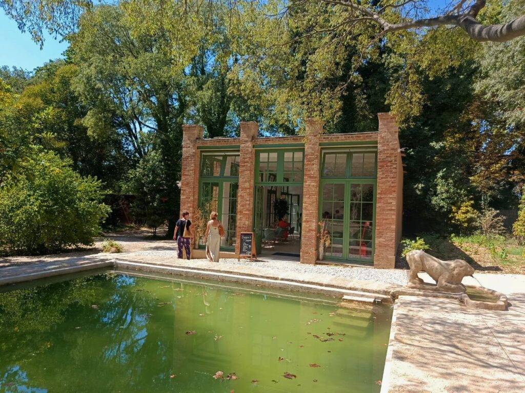 Restaurant saisonnier à Aix-en-Provence, l’Orangerie de Cézanne propose une cuisine ultra fraîche dans le cadre enchanteur de la Bastide du Jas de Bouffan (devanture)