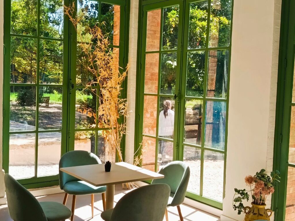 Restaurant saisonnier à Aix-en-Provence, l’Orangerie de Cézanne propose une cuisine ultra fraîche dans le cadre enchanteur de la Bastide du Jas de Bouffan (intérieur)