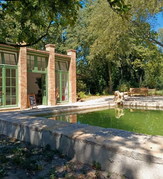 Restaurant saisonnier à Aix-en-Provence, l’Orangerie de Cézanne propose une cuisine ultra fraîche dans le cadre enchanteur de la Bastide du Jas de Bouffan (extérieur)