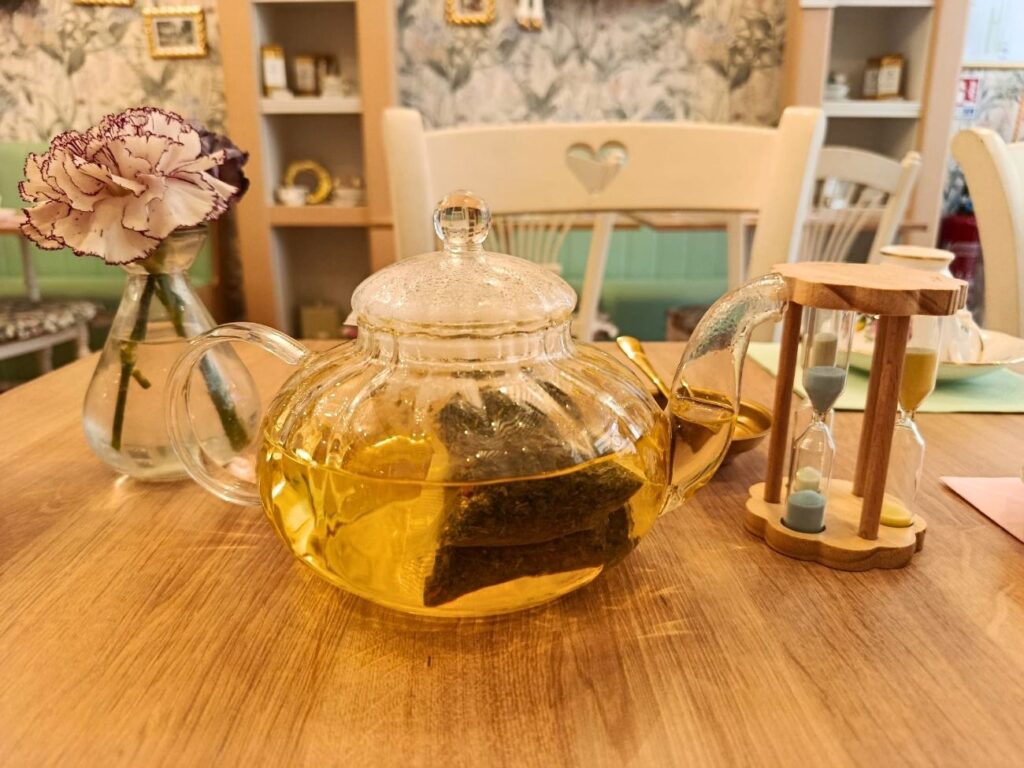 Salon de thé à Aix-en-Provence, Le Jardin de Lady Grace distille un parfum d’Angleterre entre scones maison, thés de qualité et atmosphère cosy (théière)