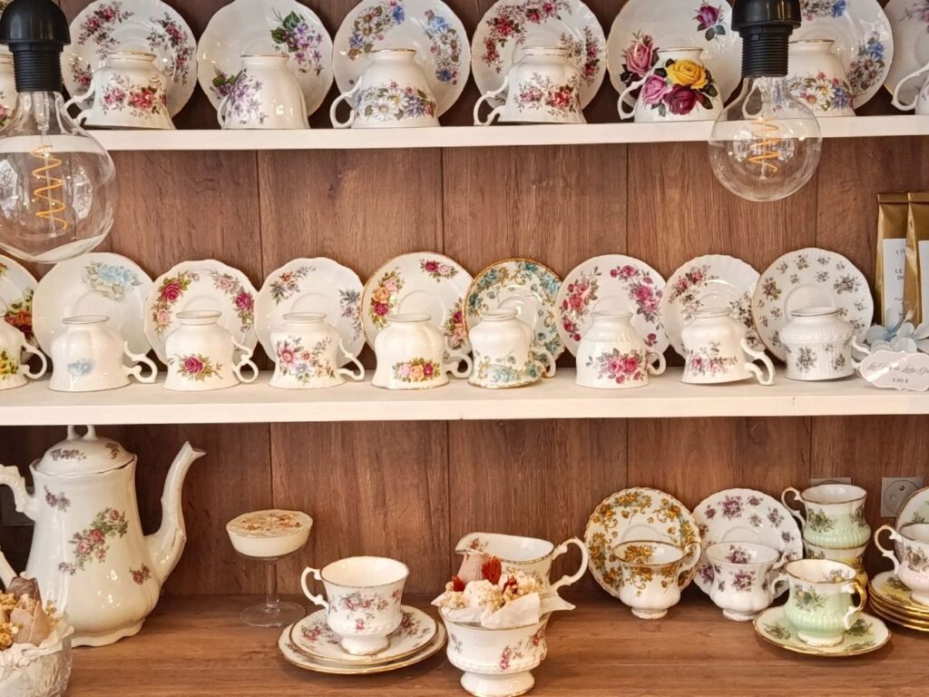 Salon de thé à Aix-en-Provence, Le Jardin de Lady Grace distille un parfum d’Angleterre entre scones maison, thés de qualité et atmosphère cosy (vaisselle)