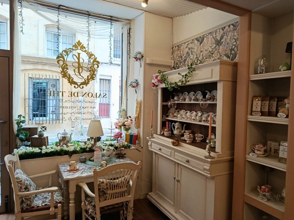 Salon de thé à Aix-en-Provence, Le Jardin de Lady Grace distille un parfum d’Angleterre entre scones maison, thés de qualité et atmosphère cosy (table)