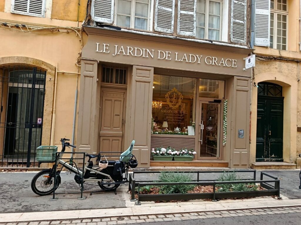 Salon de thé à Aix-en-Provence, Le Jardin de Lady Grace distille un parfum d’Angleterre entre scones maison, thés de qualité et atmosphère cosy (devanture)