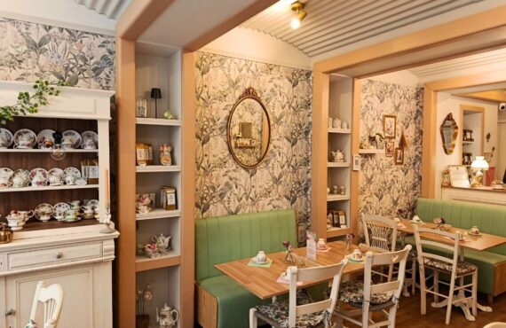 Salon de thé à Aix-en-Provence, Le Jardin de Lady Grace distille un parfum d’Angleterre entre scones maison, thés de qualité et atmosphère cosy (intérieur 2)