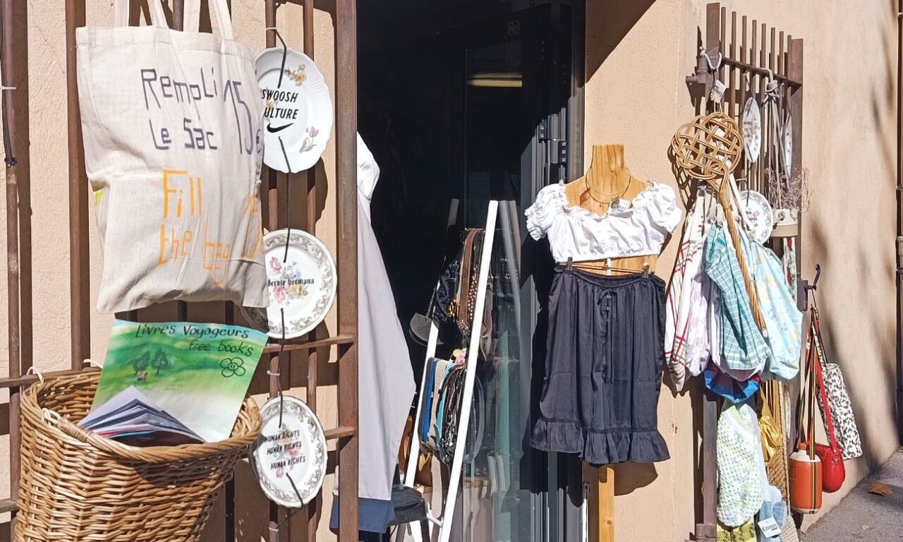 À Aix-en-Provence, Cosmos Vintage est un vintage shop où l’on déniche de belles pièces singulières. Un vestiaire vivant où l’on vient autant chiner que se rencontrer et partager (shop)