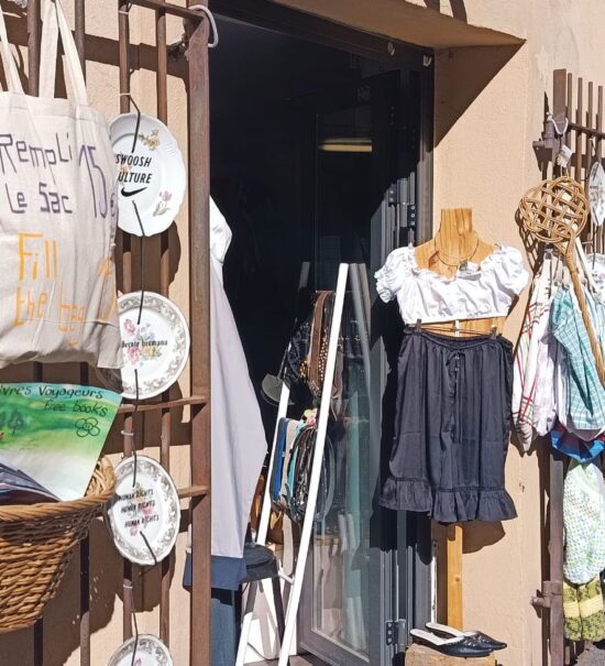 À Aix-en-Provence, Cosmos Vintage est un vintage shop où l’on déniche de belles pièces singulières. Un vestiaire vivant où l’on vient autant chiner que se rencontrer et partager (shop)