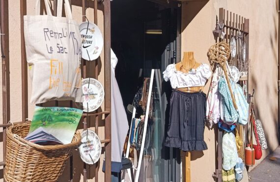 À Aix-en-Provence, Cosmos Vintage est un vintage shop où l’on déniche de belles pièces singulières. Un vestiaire vivant où l’on vient autant chiner que se rencontrer et partager (shop)