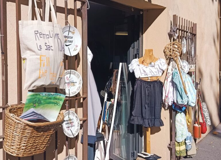 À Aix-en-Provence, Cosmos Vintage est un vintage shop où l’on déniche de belles pièces singulières. Un vestiaire vivant où l’on vient autant chiner que se rencontrer et partager (shop)