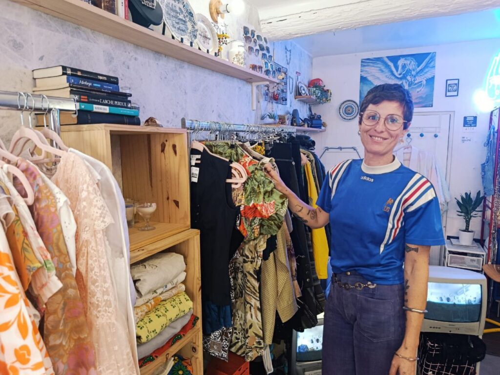 À Aix-en-Provence, Cosmos Vintage est un vintage shop où l’on déniche de belles pièces singulières. Un vestiaire vivant où l’on vient autant chiner que se rencontrer et partager (marion)