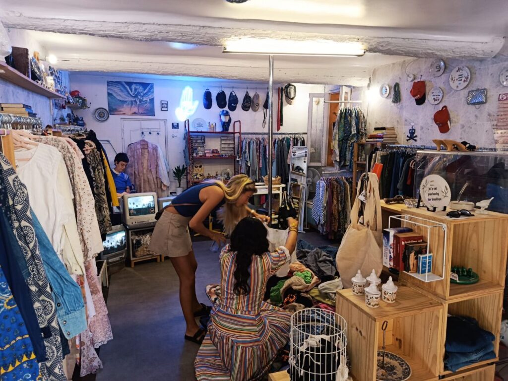 À Aix-en-Provence, Cosmos Vintage est un vintage shop où l’on déniche de belles pièces singulières. Un vestiaire vivant où l’on vient autant chiner que se rencontrer et partager (intérieur)