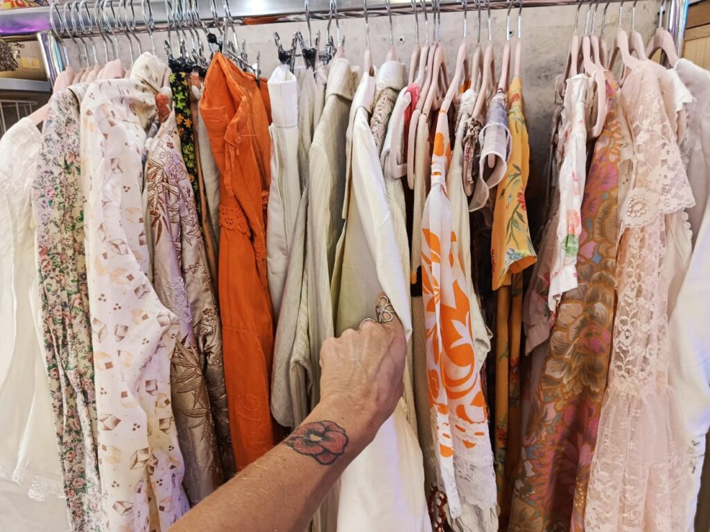 À Aix-en-Provence, Cosmos Vintage est un vintage shop où l’on déniche de belles pièces singulières. Un vestiaire vivant où l’on vient autant chiner que se rencontrer et partager (portant)