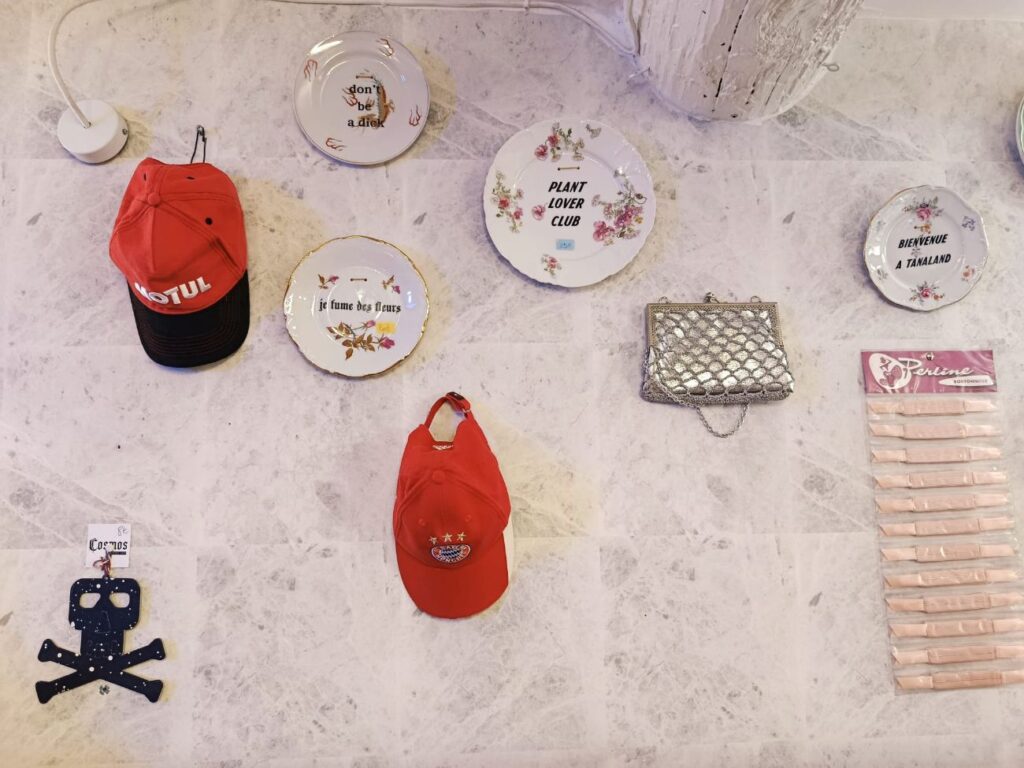 À Aix-en-Provence, Cosmos Vintage est un vintage shop où l’on déniche de belles pièces singulières. Un vestiaire vivant où l’on vient autant chiner que se rencontrer et partager (vaisselle)