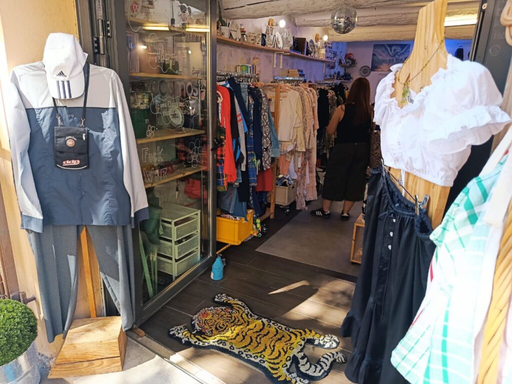 À Aix-en-Provence, Cosmos Vintage est un vintage shop où l’on déniche de belles pièces singulières. Un vestiaire vivant où l’on vient autant chiner que se rencontrer et partager (entrée)