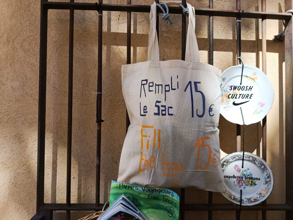 À Aix-en-Provence, Cosmos Vintage est un vintage shop où l’on déniche de belles pièces singulières. Un vestiaire vivant où l’on vient autant chiner que se rencontrer et partager (tote bag)