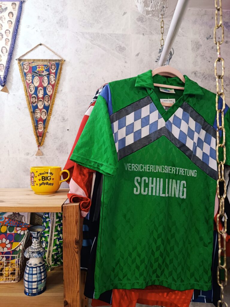 À Aix-en-Provence, Cosmos Vintage est un vintage shop où l’on déniche de belles pièces singulières. Un vestiaire vivant où l’on vient autant chiner que se rencontrer et partager (polo)