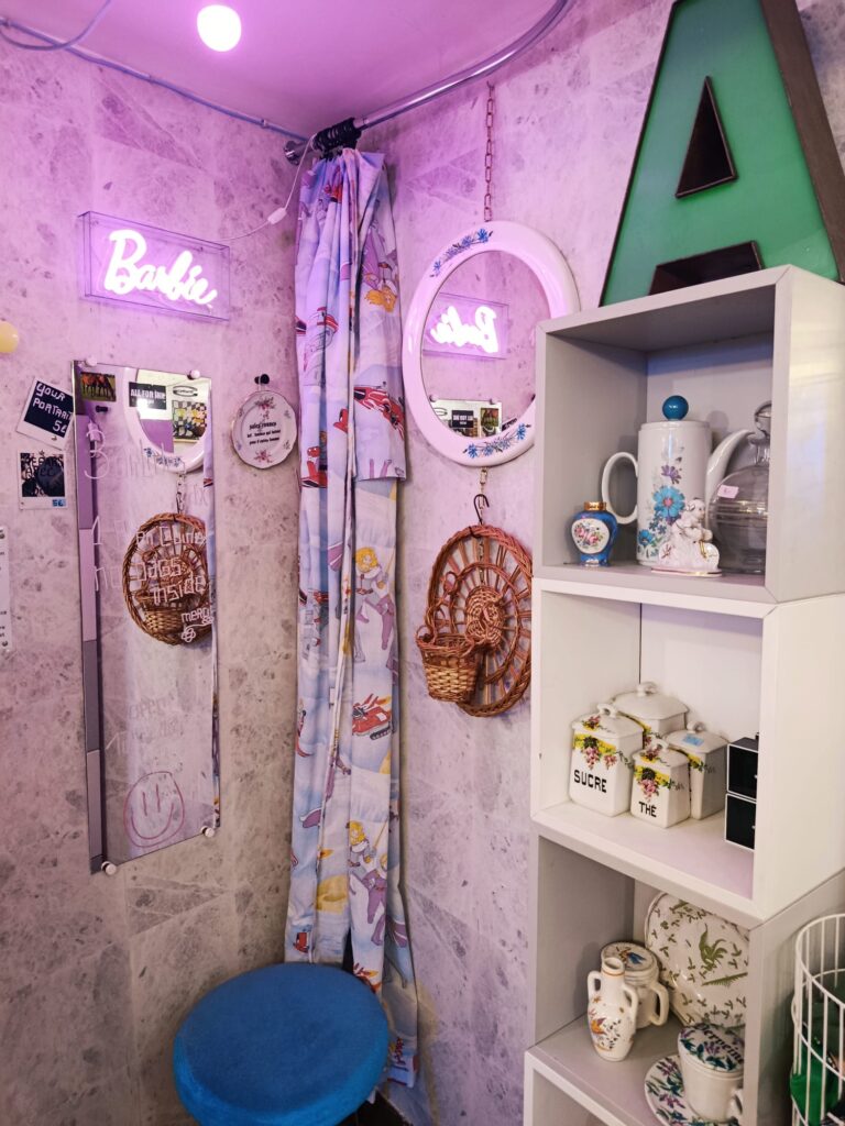 À Aix-en-Provence, Cosmos Vintage est un vintage shop où l’on déniche de belles pièces singulières. Un vestiaire vivant où l’on vient autant chiner que se rencontrer et partager (cabine)