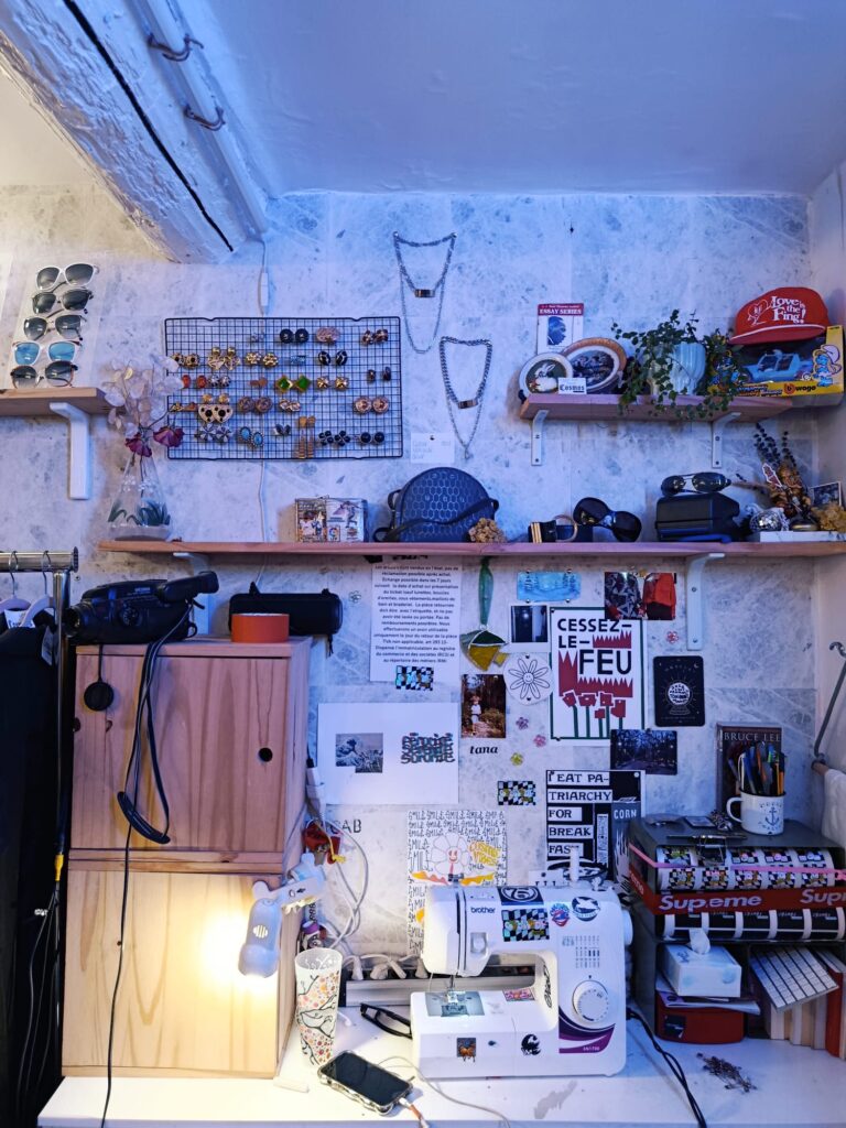 À Aix-en-Provence, Cosmos Vintage est un vintage shop où l’on déniche de belles pièces singulières. Un vestiaire vivant où l’on vient autant chiner que se rencontrer et partager (caisse)