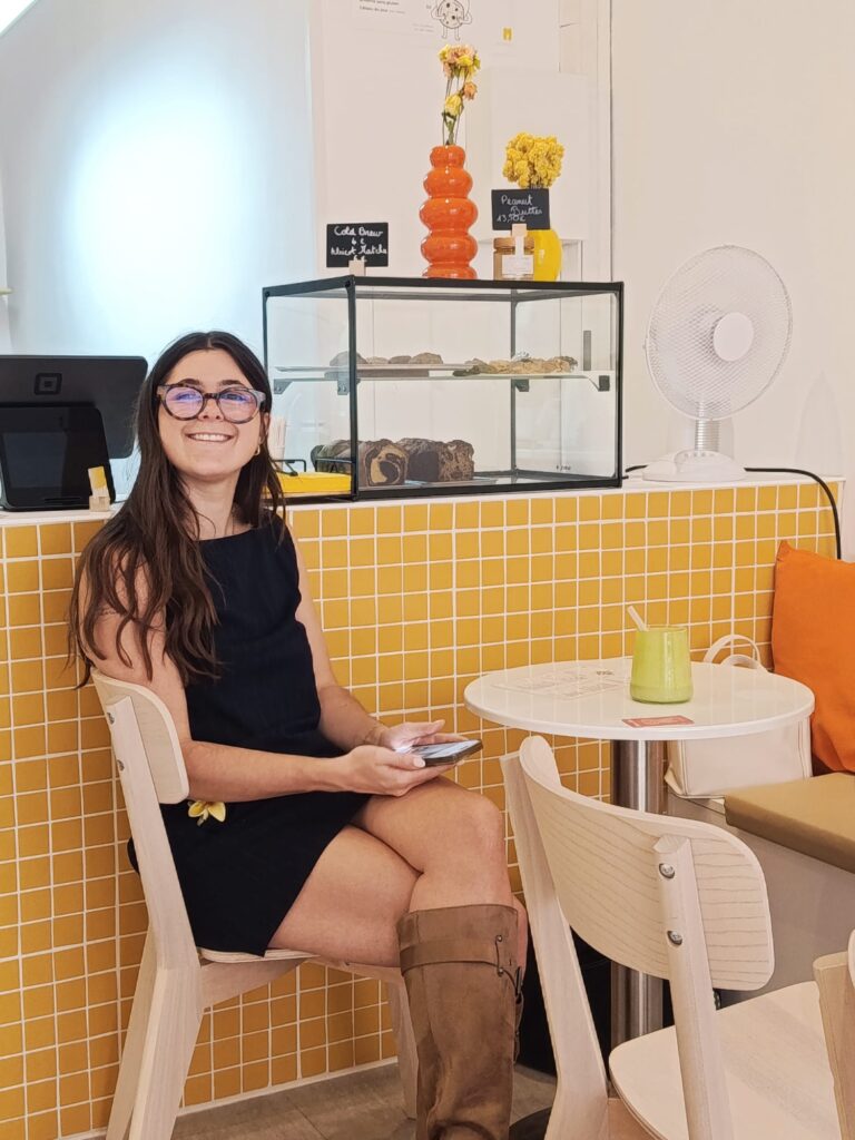 À Aix-en-Provence, Mimo est un coffee shop gourmand. On y déguste cafés, latte, matchas créatifs et douceurs maison dans un décor solaire et cosy (chloé 2)