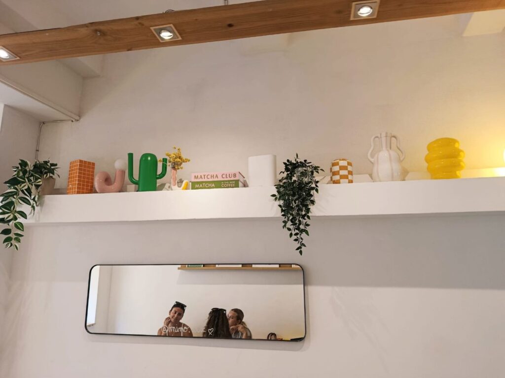 À Aix-en-Provence, Mimo est un coffee shop gourmand. On y déguste cafés, latte, matchas créatifs et douceurs maison dans un décor solaire et cosy (miroir)