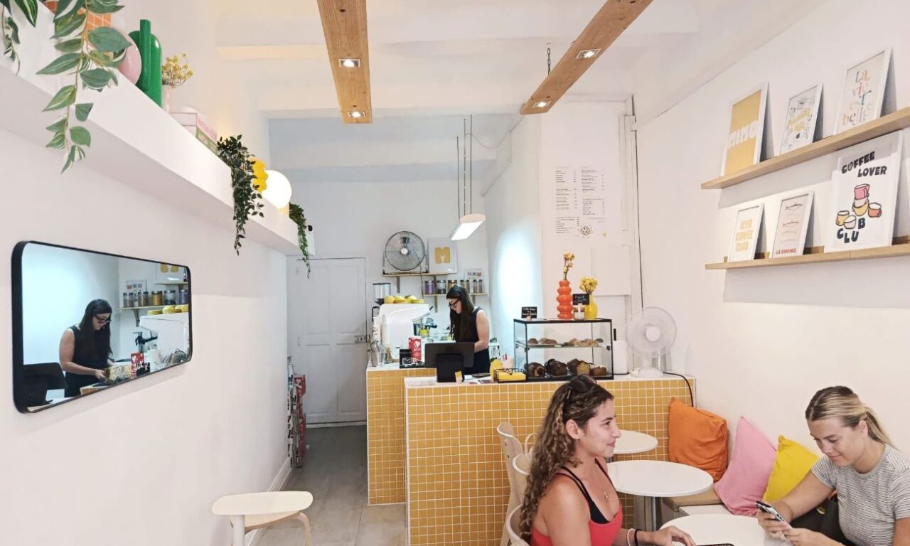 À Aix-en-Provence, Mimo est un coffee shop gourmand. On y déguste cafés, latte, matchas créatifs et douceurs maison dans un décor solaire et cosy (clientes)