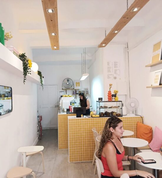 À Aix-en-Provence, Mimo est un coffee shop gourmand. On y déguste cafés, latte, matchas créatifs et douceurs maison dans un décor solaire et cosy (clientes)