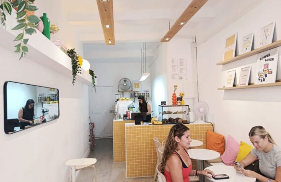 À Aix-en-Provence, Mimo est un coffee shop gourmand. On y déguste cafés, latte, matchas créatifs et douceurs maison dans un décor solaire et cosy (clientes)