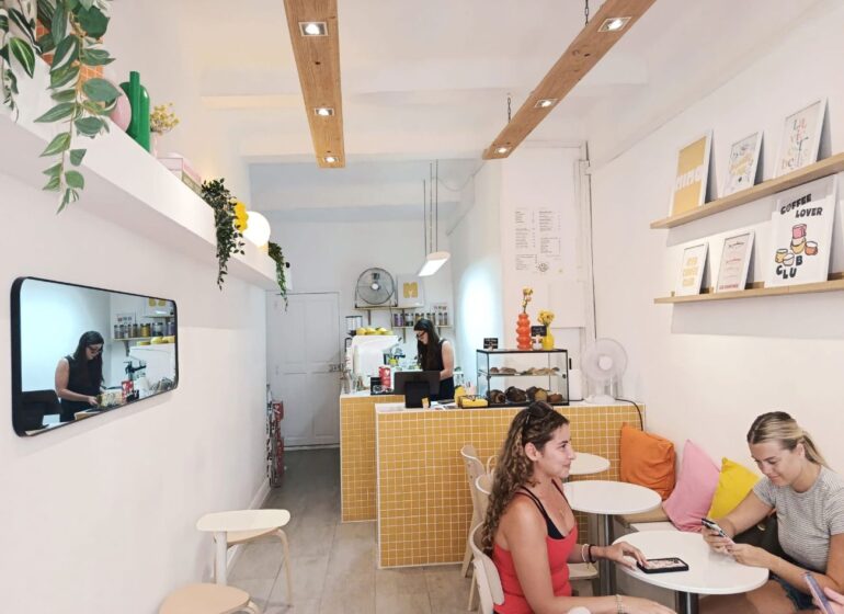 À Aix-en-Provence, Mimo est un coffee shop gourmand. On y déguste cafés, latte, matchas créatifs et douceurs maison dans un décor solaire et cosy (clientes)