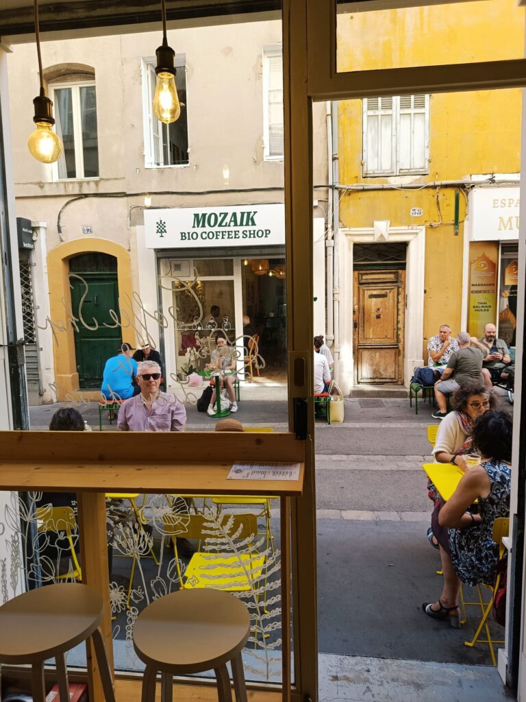 À Aix-en-Provence, Mimo est un coffee shop gourmand. On y déguste cafés, latte, matchas créatifs et douceurs maison dans un décor solaire et cosy (baie vitrée)
