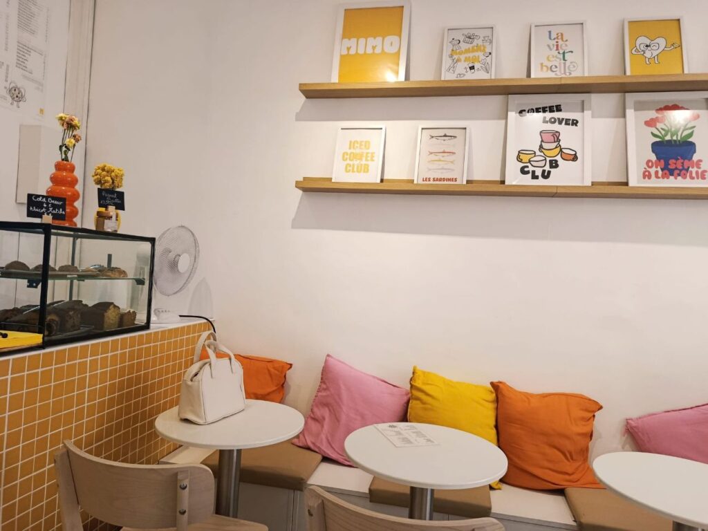 À Aix-en-Provence, Mimo est un coffee shop gourmand. On y déguste cafés, latte, matchas créatifs et douceurs maison dans un décor solaire et cosy (déco)