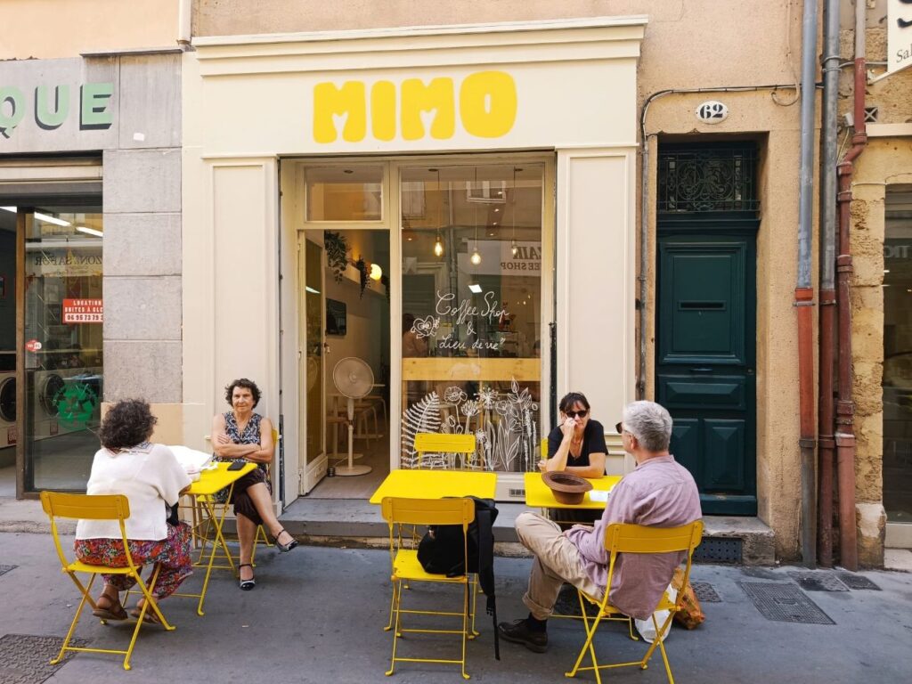 À Aix-en-Provence, Mimo est un coffee shop gourmand. On y déguste cafés, latte, matchas créatifs et douceurs maison dans un décor solaire et cosy (devanture)