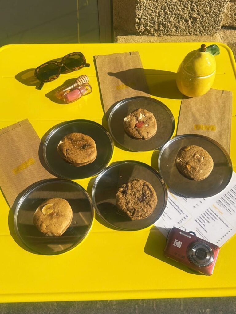 À Aix-en-Provence, Mimo est un coffee shop gourmand. On y déguste cafés, latte, matchas créatifs et douceurs maison dans un décor solaire et cosy (cookies)