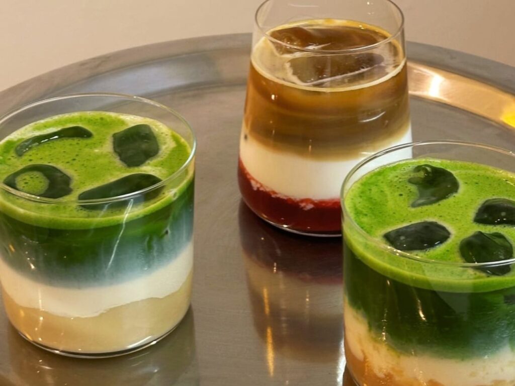 À Aix-en-Provence, Mimo est un coffee shop gourmand. On y déguste cafés, latte, matchas créatifs et douceurs maison dans un décor solaire et cosy (boissons)
