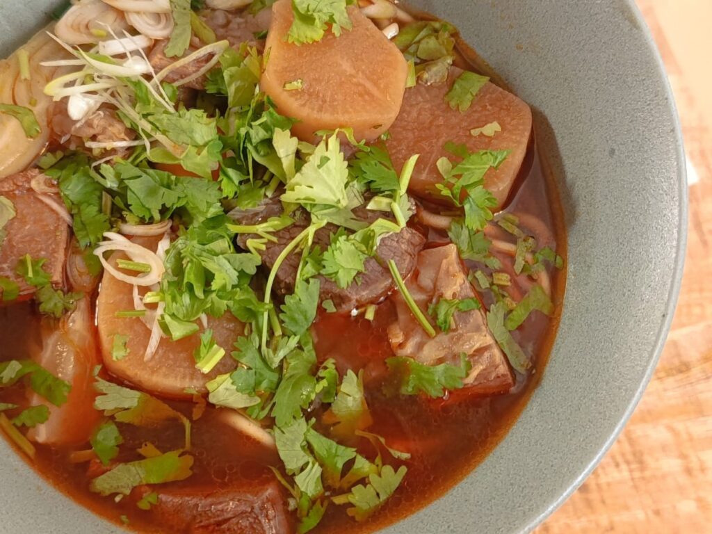 Super Dragon est une cantine chinoise à Aix-en-Provence qui propose une cuisine maison généreuse, typique, pleine de caractère et de saveurs (bouillon)