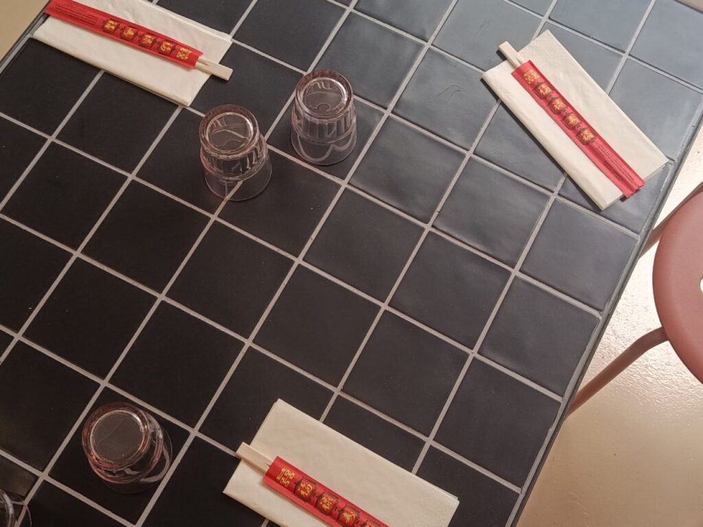 Super Dragon est une cantine chinoise à Aix-en-Provence qui propose une cuisine maison généreuse, typique, pleine de caractère et de saveurs (déco)