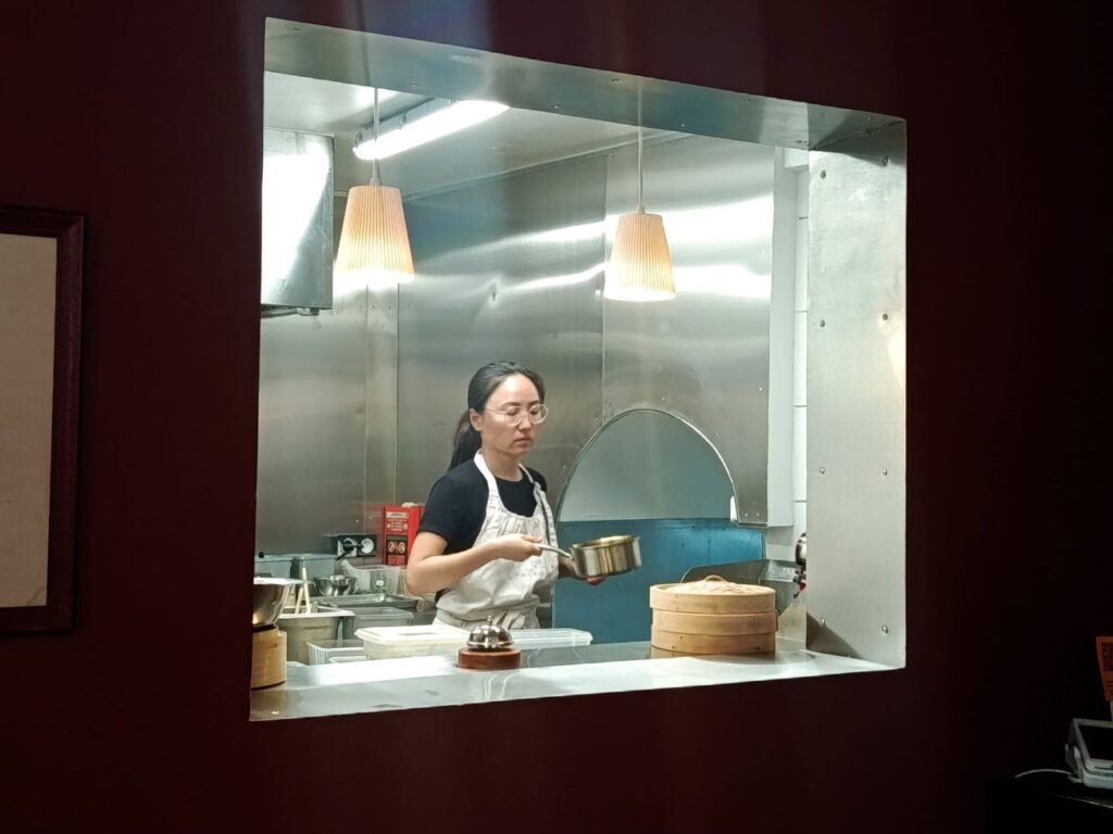 Super Dragon est une cantine chinoise à Aix-en-Provence qui propose une cuisine maison généreuse, typique, pleine de caractère et de saveurs (Chan Yan)