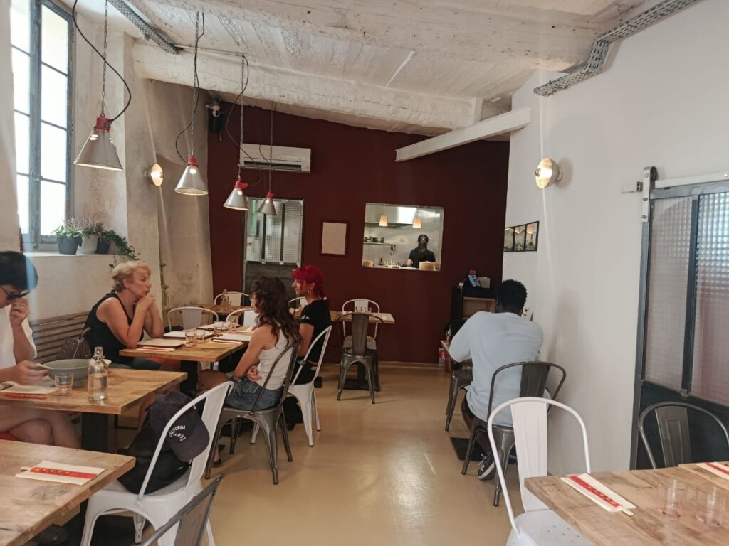 Super Dragon est une cantine chinoise à Aix-en-Provence qui propose une cuisine maison généreuse, typique, pleine de caractère et de saveurs (salle)