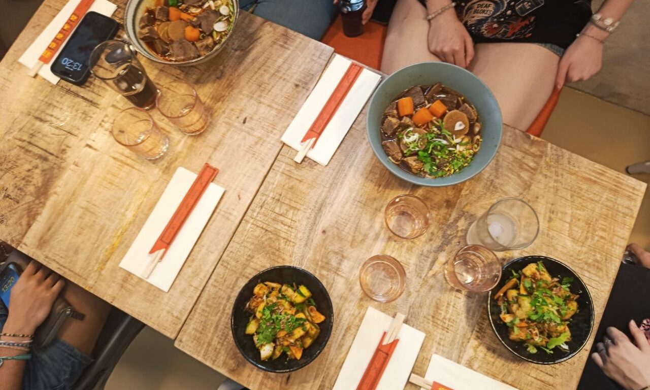 Super Dragon est une cantine chinoise à Aix-en-Provence qui propose une cuisine maison généreuse, typique, pleine de caractère et de saveurs (tablée)