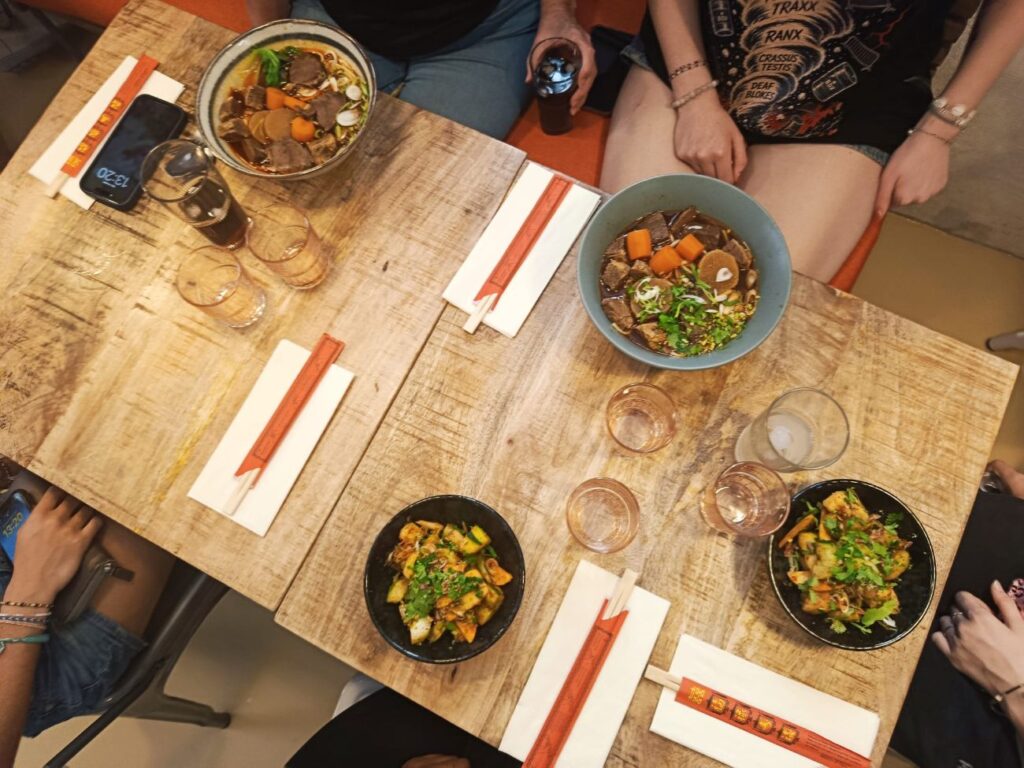 Super Dragon est une cantine chinoise à Aix-en-Provence qui propose une cuisine maison généreuse, typique, pleine de caractère et de saveurs (tablée 2)