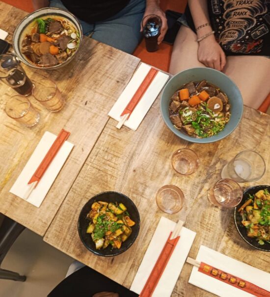 Super Dragon est une cantine chinoise à Aix-en-Provence qui propose une cuisine maison généreuse, typique, pleine de caractère et de saveurs (tablée)