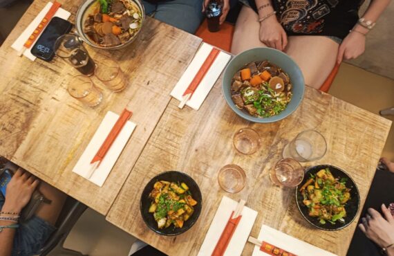 Super Dragon est une cantine chinoise à Aix-en-Provence qui propose une cuisine maison généreuse, typique, pleine de caractère et de saveurs (tablée)
